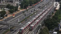 Guna mendukung pelaksanaan Pilkada Serentak pada Rabu 27 November 2024, LRT Jabodebek akan mengoperasikan pola weekend atau akhir pekan dengan 270 perjalanan. (Liputan6.com/Angga Yuniar)