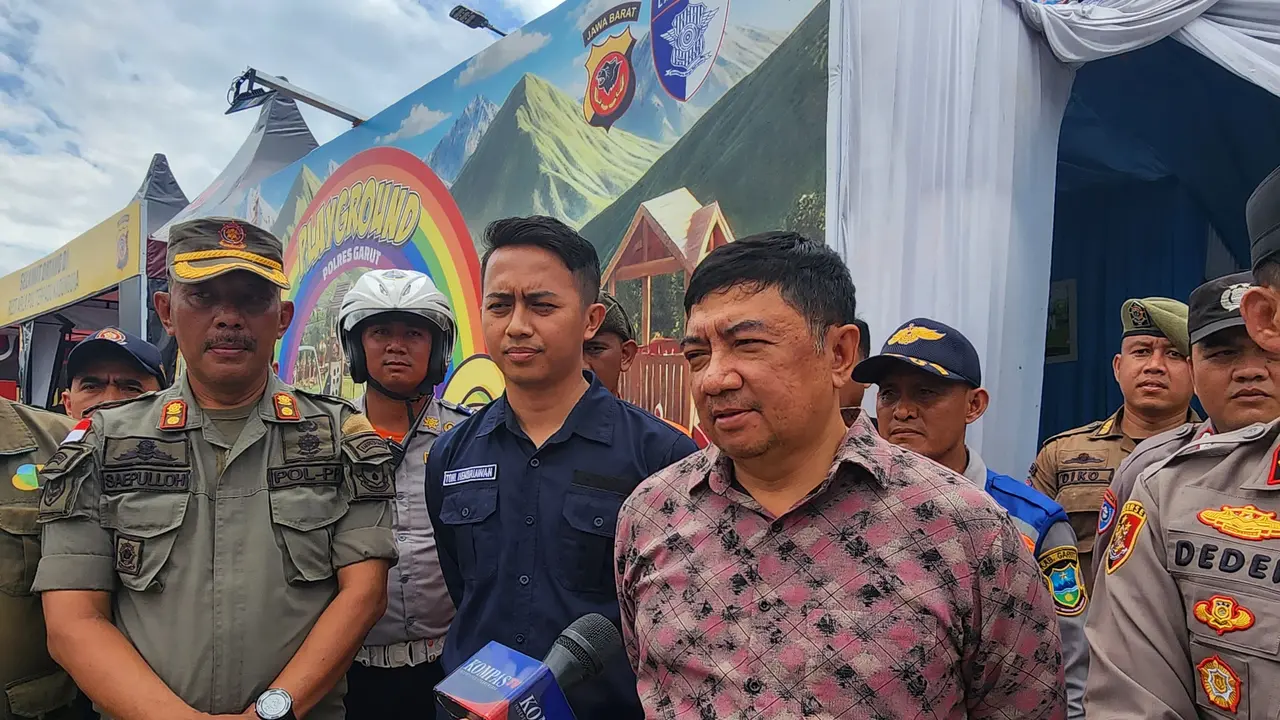 Bupati Garut Abdusy Syakur Amin dalam pengecekan arus balik pemudik Idul Fitri 1446H/2025 di Pospam Kadungora. (Liputan6.com/Jayadi Supriadin)