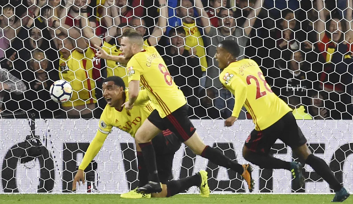 Gelandang Watford, Tom Cleverley, melakukan selebrasi usai mencetak gol ke gawang Arsenal pada laga Premier League di Stadion Vicarage Road, Sabtu (14/10/2017). Watford menang 2-1 atas Arsenal. (AFP/Glyn Kirk)