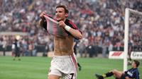 Andriy Shevchenko berhasil mencetak dua gol sekaligus membantu AC Milan menang 6-0 atas Inter Milan, pada laga pekan ke-30 Serie A di San Siro, 11 Mei 2001. (dok. AC Milan)