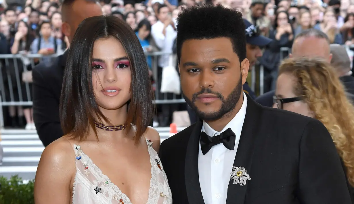 "I said I didn’t feel nothing baby, but I lied / I almost cut a piece of myself for your life." adalah lirik yang membuktikan hal itu. (Popsugar)