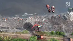 Foto aerial suasana gerebek sampah di Pesisir Teluk Jakarta, Cilincing, Jakarta Utara, Minggu (15/4). Kegiatan ini dilakukan dalam rangka memperingati Hari Peduli Sampah Nasional (HPSN) 2018. (Liputan6.com/Arya Manggala)