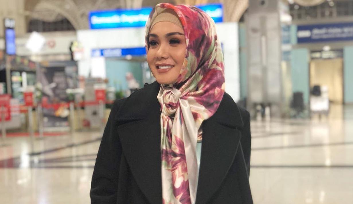 Jalan-jalan di Madina, banyak yang memuji kecantikan anggota grup vokal  5 Wanita ini seperti kecantikan wanita-wanita Turki. Pesona Yuni Shara makin terpancar jelas saat memadukan hijab dengan makeup matte yang simpel. Ia tampak awet muda dengan hijab dan gamis cerah.(Liputan6.com/IG/@yunishara36)