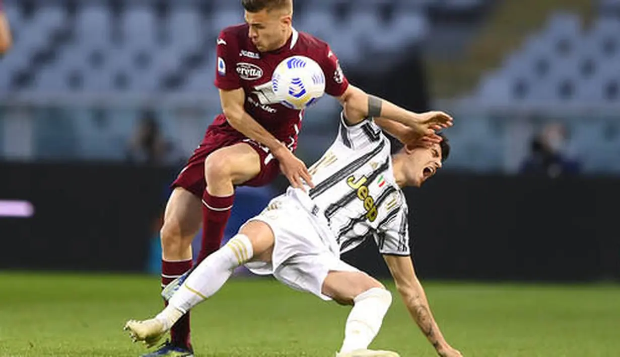 Pemain Torino, Alessandro Buongiorno, berebut bola dengan penyerang Juventus, Alvaro Morata, pada laga Serie A di Stadion Olympic, Turin, Minggu (4/4/2021). Kedua tim bermain imbang 2-2. (Fabio Ferrari/LaPresse via AP)