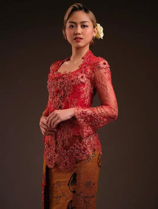 Tidak hanya acara formal, melainkan sekedar hangout. Sisca kerap berbagi inspirasi berkebaya yang stylish dan kekinian. [Foto: IG/jkt48sisca].