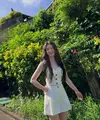 Lim Ji Yeon membagikan beberapa foto ootd saat berada di Bali. Ia tampil dengan setelan warna putih dari atasan bustier berkancing depan dipadukan celana pendek. [@limjjy2]