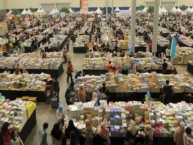 Pegunjung memadati bazar buku Big Bad Wolf 2019 di ICE BSD City, Tangerang, Minggu (3/3). Bazar buku terbesar yang dibuka mulai 1 - 11 Maret menghadirkan jutaan buku dari dalam dan luar negeri. (merdeka.com/Arie Basuki)