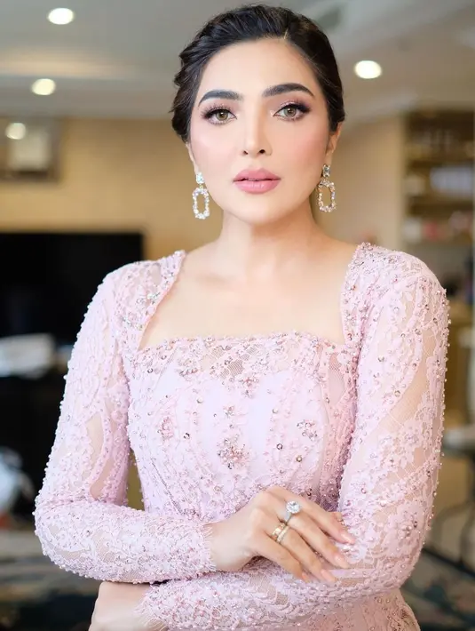Di momen Lamaran, Ashanty menata rambutnya dengan gaya klasik; low-bun yang elegan. [Foto: Instagram/ashanty_ash]