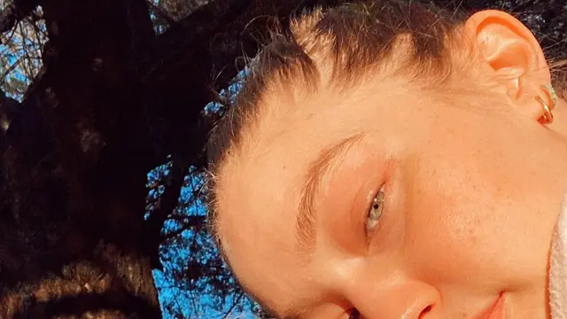 Dikabarkan Dekat dengan Leonardo DiCaprio, Ini 6 Pesona Gigi Hadid Tanpa Makeup