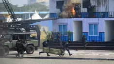 Personel Tentara Nasional Indonesia (TNI) melakukan atraksi simulasi anti-teror saat peringatan HUT ke-80 TNI di lapangan Monumen Nasional (Monas), Jakarta, Minggu (5/10/2025). (merdeka.com/Arie Basuki)