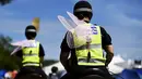 Sejumlah polisi wanita berkuda dengan menggunakan sayap peri melakukan patroli di lokasi Festival Glastonbury, Worthy Farm, Somerset, Inggris, 25 Juni 2015.  (REUTERS/Dylan Martinez) 