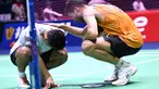 Pebulu tangkis Indonesia, Anthony Sinisuka Ginting (kiri) tertunduk usai dikalahkan Toma Junior Popov (Prancis) pada pertandingan tunggal putra di Kejuaraan Dunia BWF di Adidas Arena, Paris, pada 26 Agustus 2025. (Bertrand GUAY/AFP)