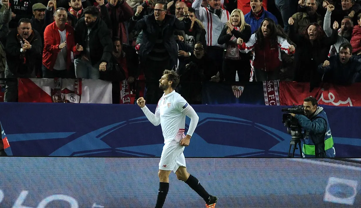 Pemain Sevilla, Fernando Llorente merayakan golnya ke gawang Juventus bersama fans pada lanjutan liga Champions grup D di Stadion Ramon Sanchez Pizjuan,  Sevilla, Rabu (9/12/2015).  (AFP Photo/Cristina Quicler)