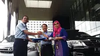 KPK Hibahkan 2 Mobil Sitaan ke Rupbasan Jakut