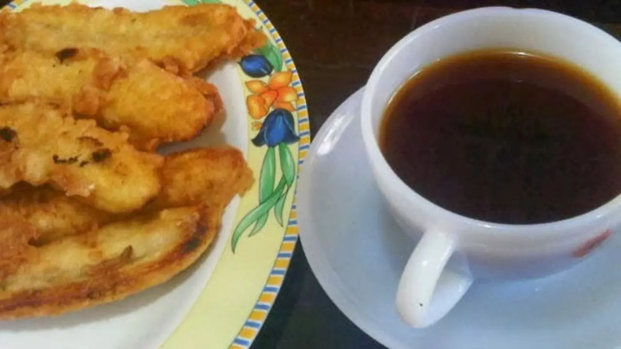 Mengapa Dokter Melarang Kita Makan Gorengan Diiringi Minum Kopi?