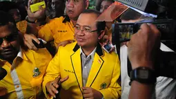 Priyo Budi Santoso datang bersama beberapa anggota Partai Golkar yang hadir dalam munas di Ancol, Jakarta, Senin (8/12/2014). (Liputan6.com/Johan Tallo)