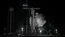 Ventilasi bahan bakar dari roket SpaceX Falcon 9 saat berada di Kompleks Peluncuran 39-A pada Senin, 27 Februari 2023, setelah peluncuran dilakukan di Kennedy Space Center di Cape Canaveral, Florida, Amerika Serikat (AP Photo/Chris O'Meara)