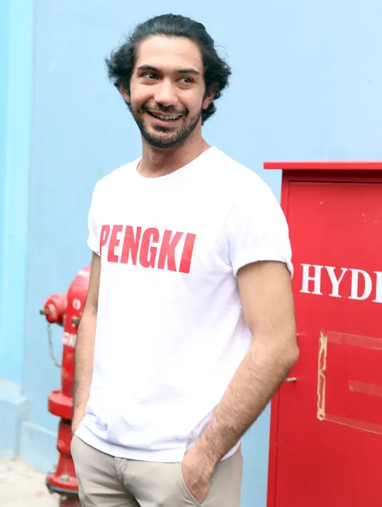 "Itu komitmen. Komitmen terhadap proyek film yang sudah diselesaikan dan bersyukur banget karena kenyataannya tidak semua PH memiliki masa promosi yang cukup panjang," kata Reza Rahadian. (Nurwahyunan/Bintang.com)