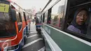 Penumpang saat berada didalam angkutan umum di Terminal Blok M, Jakarta Selatan, Kamis (15/10/2015). Dishub Transportasi DKI Jakarta menyatakan bahwa kendaraan umum di ibu kota yang layak jalan hanya sekitar 13 persen. (Liputan6.com/Immanuel Antonius)