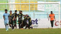 Patrich Wanggai merayakan golnya ke gawang Persela di laga terakhir penyisihan Grup B. (Bola.com/Kevin Setiawan)