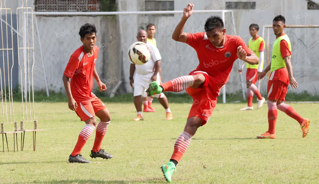 Para pemain Persija Jakarta berlatih memanfaatkan umpan silang pada latihan di Lapangan Villa 2000, Pamulang, Tangerang Selatan, Senin (25/4/2016). (Bola.com/Nicklas Hanoatubun)