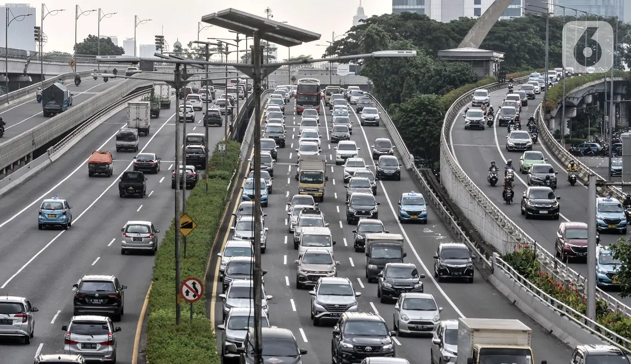 Kepadatan kendaraan saat jam kerja di Jalan MT Haryono, Jakarta, Kamis (27/10/2022). Pemerintah Provinsi (Pemprov) DKI Jakarta akan menggelar uji coba publik pengaturan jam kerja untuk mengatasi kemacetan. Kepala Dinas Perhubungan DKI Jakarta Syafrin Lupito mengatakan uji publik tersebut paling lama dilakukan pada pekan depan. (merdeka.com/Iqbal S. Nugroho)