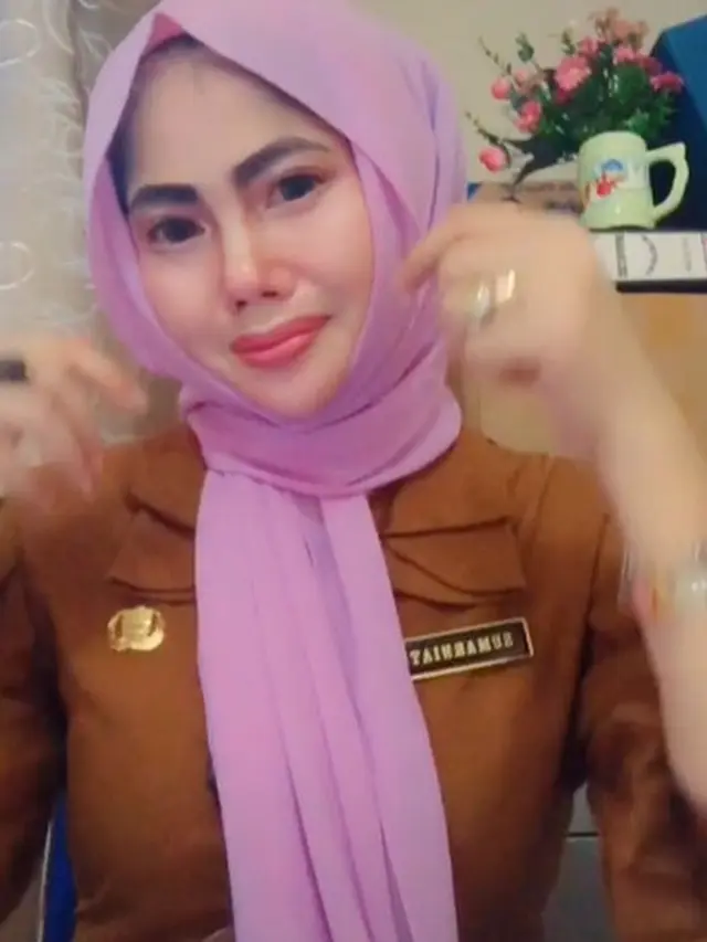Viral Wanita PNS Bermakeup Tebal Bak Boneka, Ini 6 Potretnya yang Curi Perhatian