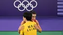 Pebulu tangkis China, He Bing Jiao (depan) memeluk pebulu tangkis Spanyol, Carolina Marin saat laga semifinal bulu tangkis Olimpiade Paris 2024 di Porte de la Chapelle Arena, Paris, Prancis, Senin (05/08/2024). (AFP/Arun Sankar)