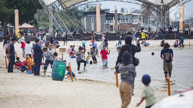 Suasana Pantai Ancol saat Libur Natal 2021