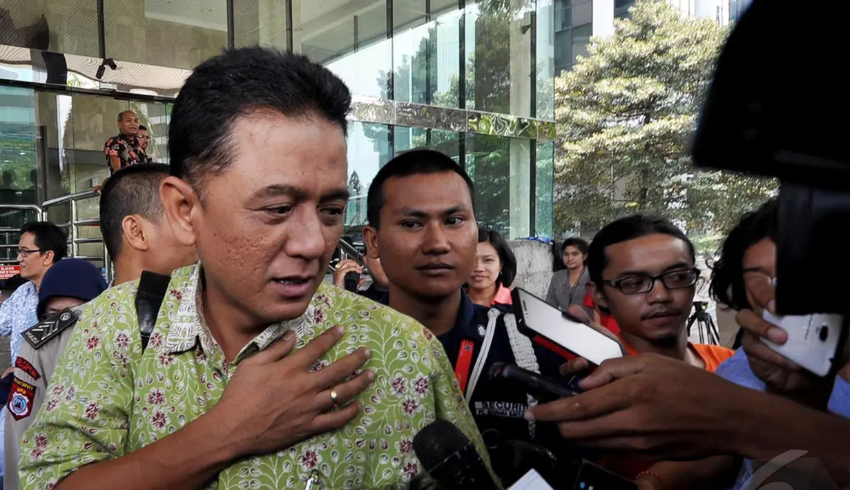 Chandra M Hamzah datang untuk bertukar informasi dengan KPK mengenai persoalan minyak dan gas (migas), Jakarta, Rabu (24/12/2014). (Liputan6.com/Miftahul Hayat)