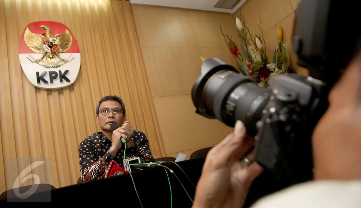 Johan Budi memberikan keterangan pers terkait penetapan Bupati Morotai, Rusli Sibuea sebagai tersangka, Jakarta, Jumat (26/6/2015). Penetapan tersangka ini berdasarkan hasil pengembangan kasus Akil Mochtar. (Liputan6.com/Helmi Afandi) 