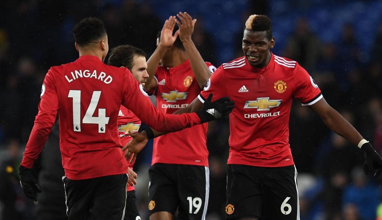Gelandang Manchester United Jesse Lingard (kiri) melakukan selebrasi bersama rekan setimnya usai menang melawan Everton dalam pertandingan Liga Inggris di Goodison Park, Liverpool (1/1). (AFP Photo/Paul Ellis)
