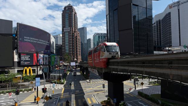 FOTO: Lockdown Dilonggarkan, Warga Malaysia Mulai Beraktivitas