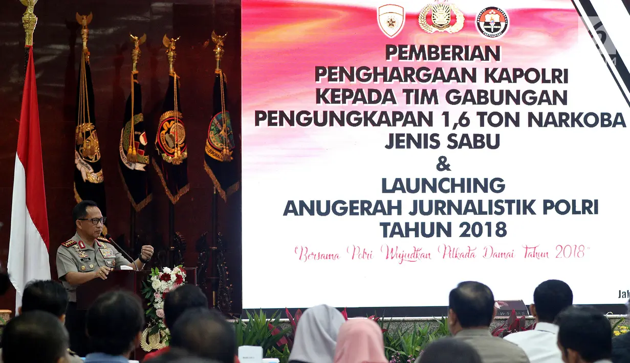 Kapolri Jenderal Tito Karnavian memberi sambutan saat memberi penghargaan kepada pengungkap 1,6 ton sabu di Mabes Polri, Jakarta, Selasa (27/3). Dalam kesempatan ini, Tito juga meluncurkan Anugerah Jurnalistik Polri Tahun 2018. (Liputan6.com/JohanTallo)