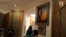 Koleksi foto dan lukisan di rumah duka Presiden ke-3 RI BJ Habibie, Patra Kuningan, Jakarta, Rabu (11/9/2019). Makam BJ Habibie bakal bersebelahan dengan sang istri tercinta, Ainun Habibie. (Liputan6.com/Angga Yuniar)