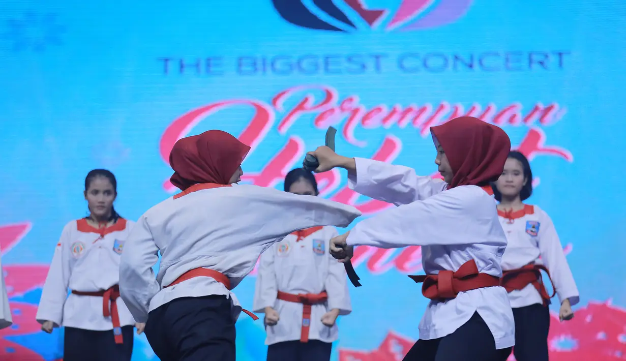Atraksi olahraga beladiri ditunjukkan oleh 10 remaja putri dari kesatuan Merpati Putih Indonesia dari Padepokan Joglo. (Adrian Putra/Bintang.com)