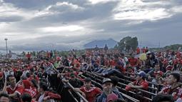 Suporter Timnas Indonesia memadati pintu masuk Stadion Pakansari, Bogor, (03/12/2016). (Bola.com/Peksi Cahyo)
