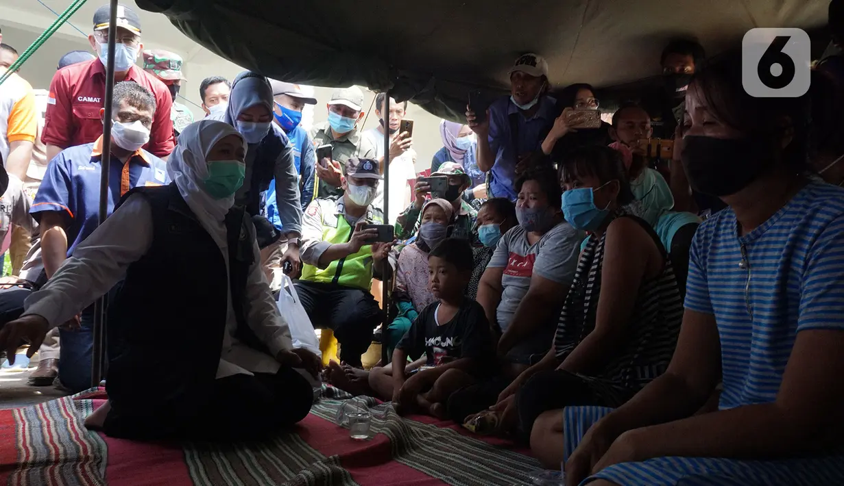 Gubernur Jawa Timur, Khofifah Indar Parawansa menemui sejumlah warga terdampak gempa di posko pengungsian Dusun Krajan, Majangtengah, Dampit, Kabupaten Malang, Minggu (11/4/2021). Untuk diketahui, terdapat 243 KK di Dusun Krajan yang rumahnya terdampak gempa. (merdeka.com/Nanda F. Ibrahim)