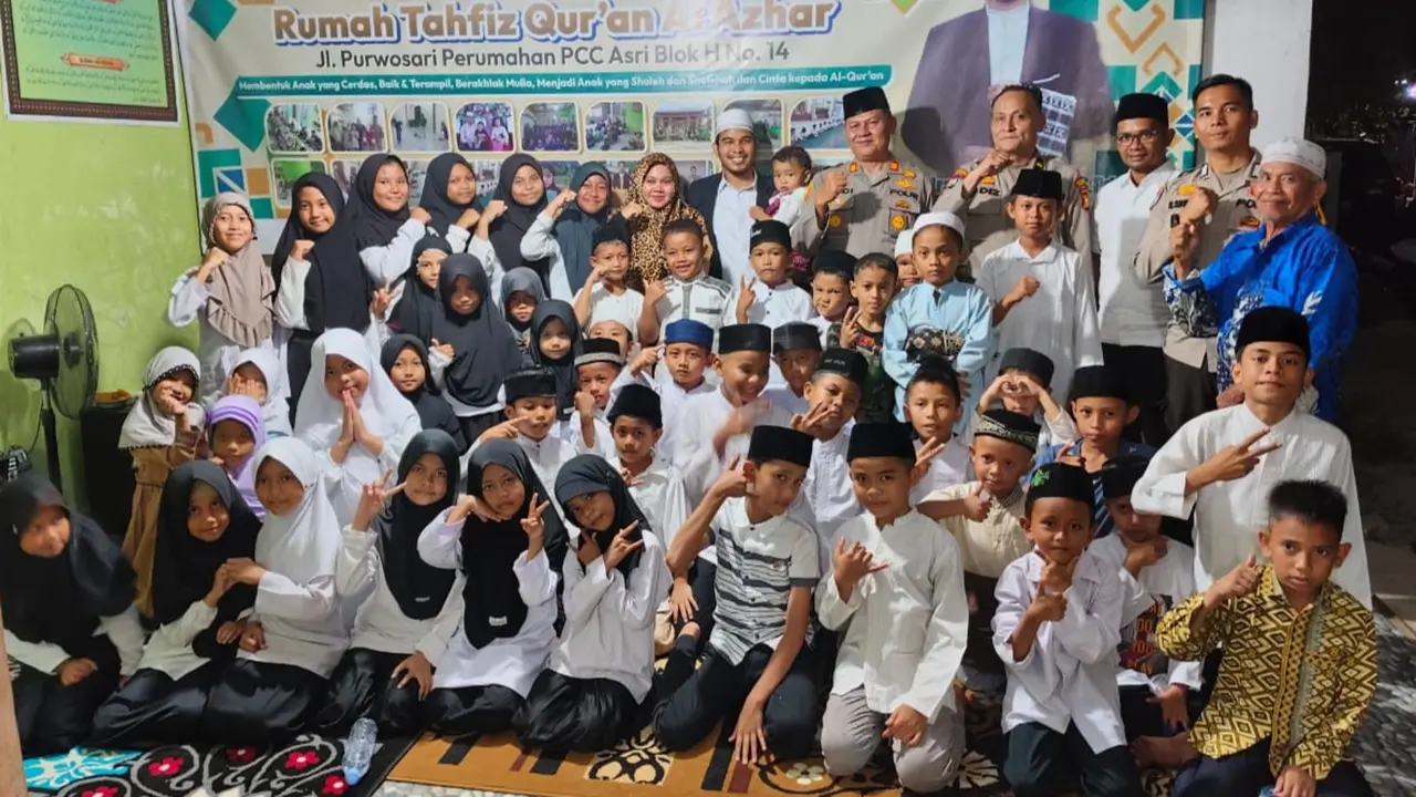 Puluhan santri penghafal Quran usai doa bersama dengan personel Polsek Siak Hulu.