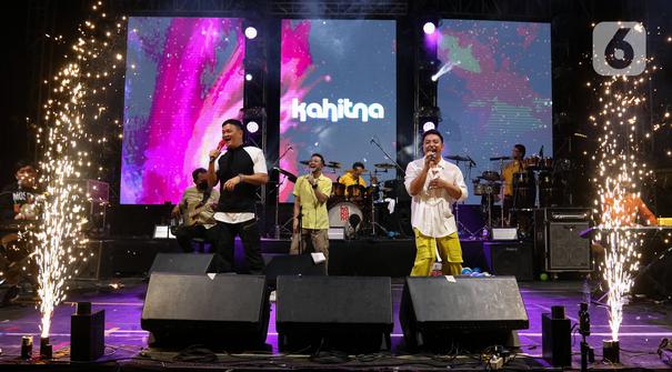 Pada hari pertama, KapanLagi Buka Bareng 2023 telah sukses digelar dan dipadati oleh begitu banyak pengunjung. Acara dimeriahkan oleh live perfomance dari V1rst dan Un1ty, Fajar Sadboy feat. JC Squad, dan Guyon Waton. (Liputan6.com/Herman Zakharia)