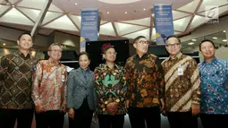 Menteri BUMN Rini M Soemarno foto bersama dengan jajaran Direksi BUMN pada pencatatan perdana Efek Beragun Aset Mandiri GIAA01 di gedung Bursa Efek Indonesia, Jakarta, Selasa (31/7). (Liputan6.com/HO/Iqbal)