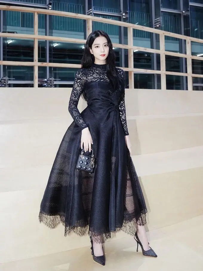 Gaya Jisoo BLACKPINK Hadiri Dior Fall 2022 Fashion Show, Tampil Elegan dengan Gaun Hitam