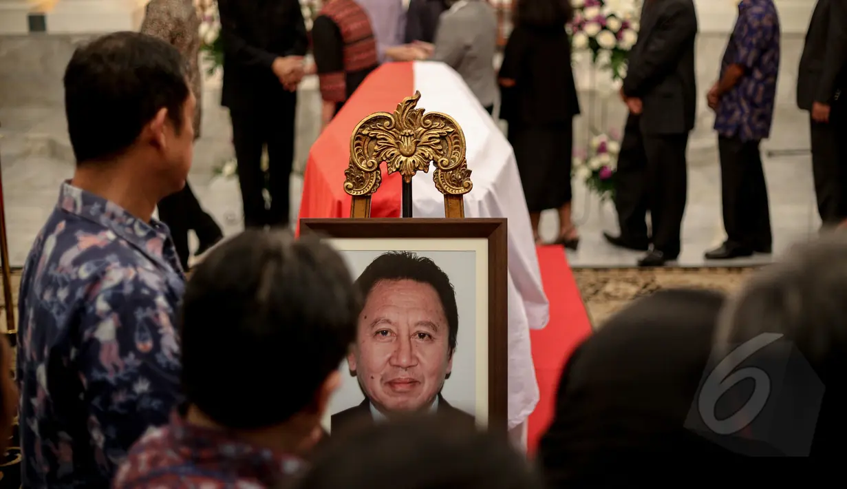 Jenazah almarhum Dubes RI untuk Pakistan, Burhan Muhammad disemayamkan di Gedung Pancasila  Kemenlu, Jakarta, Selasa (19/5/2015). Burhan wafat setelah delapan hari menjalani perawatan akibat   kecelakan helicopter di Pakistan. (Liputan6.com/Faizal Fanani)