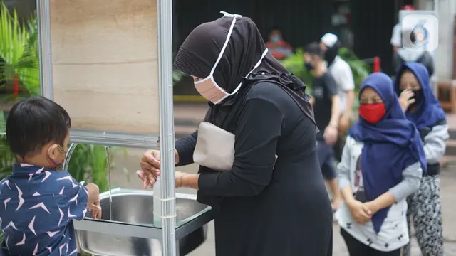 FOTO: Masuk Pasar Minggu Wajib Cuci Tangan dan Cek Suhu Tubuh