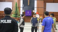 Kapolres Garut AKBP Dede Yudi Ferdiansyah langsung memimpin stelisisasi seluruh gereja di Garut, menjelang puncak perayaan Natal 2019  (Liputan6.com/Jayadi Supriadin)