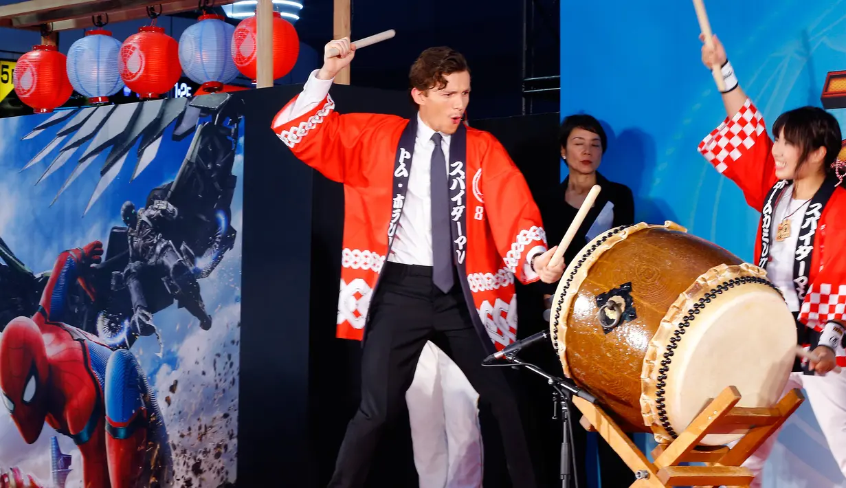 Ekspresi aktor asal Inggris Tom Holland saat memukul drum tradisional Jepang di pemutaran perdana film “Spider-Man: Homecoming” di Tokyo, Senin (7/8). Sebelumnya, Film Spider-Man resmi rilis di Amerika sejak 7 Juli 2017 lalu. (Shizuo Kambayashi /AP)