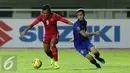 Penyerang Timnas Indonesia, Ferdinand Sinaga (kiri) mencoba melewati kawalan pemain Thailand saat final pertama Piala AFF 2016 di Stadion Pakansari, Bogor, Rabu (14/12). Indonesia unggul 2-1 atas Thailand. (Liputan6.com/Helmi Fithriansyah)