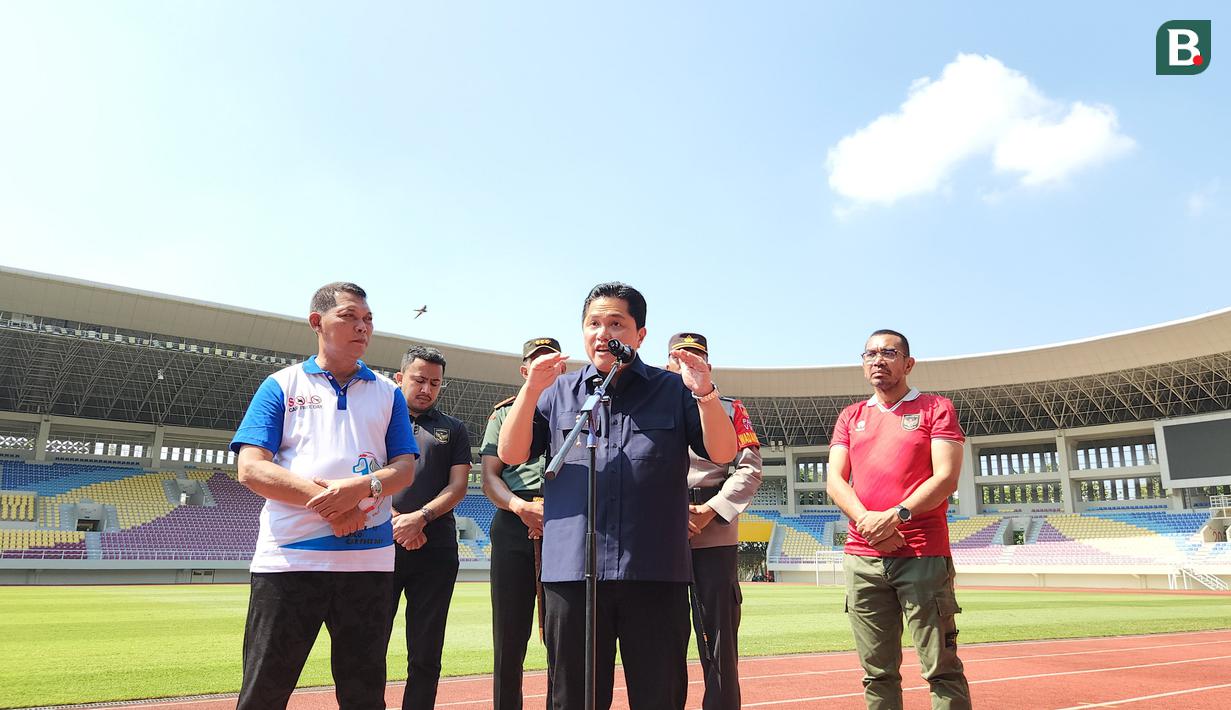 Ketua Umum PSSI, Erick Thohir, memberikan keterangan setelah meninjau Stadion Manahan, Minggu (4/6/2023). Kunjungan Erick Thohir untuk memastikan Stadion Manahan siap menyelenggarakan Kualifikasi Piala Asia U-23 2024 yang akan berlangsung pada 6 hingga 12 September 2023. (Bola.com/Radifa Arsa)