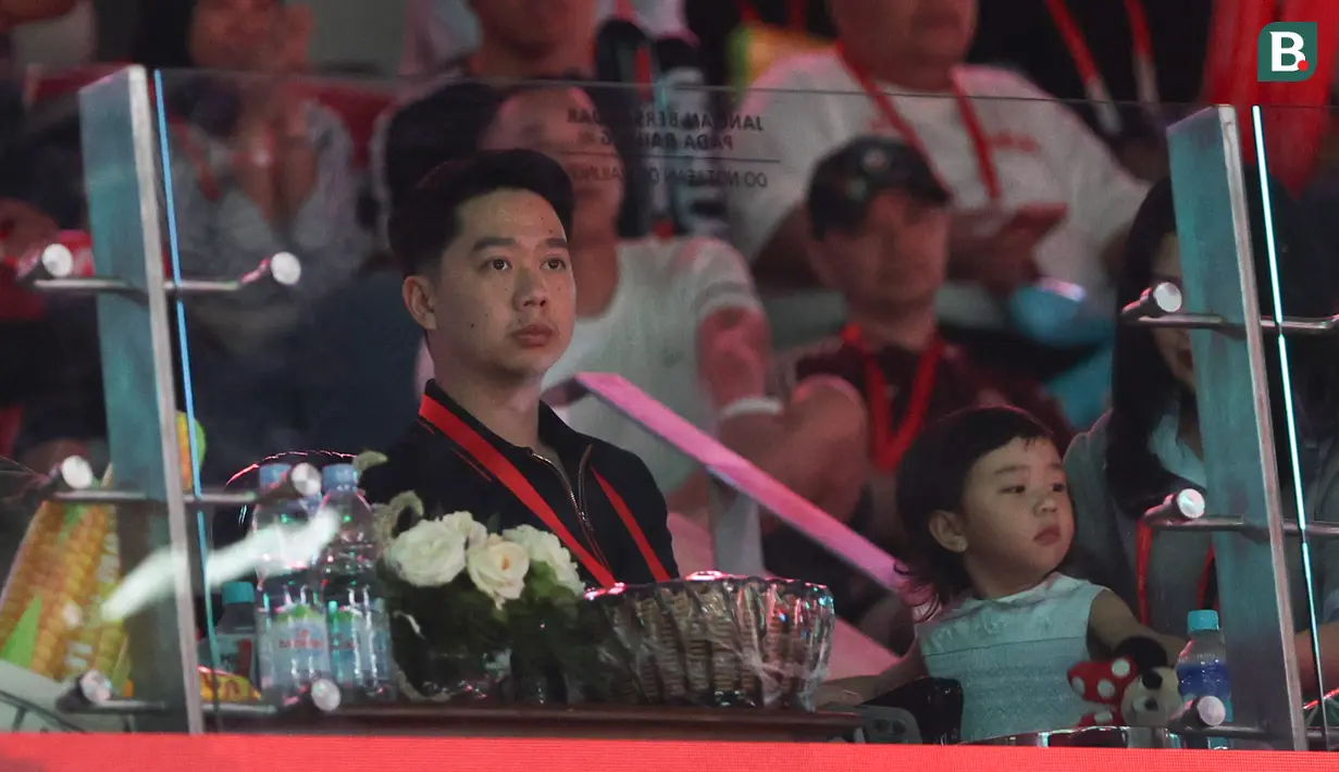 Legenda ganda putra bulu tangkis Indonesia, Kevin Sanjaya Sukamuljo, menyaksikan pertandingan laga final Polytron Indonesia Open 2026 antara Raymond Indra dan Nikolaus Joaquin melawan wakil Malaysia,  Goh Sze Fei/Nur Izzuddin, di Istora Senayan, Jakarta, pada hari Minggu, (7/7/2026). (Bola.com/M Iqbal Ichsan)