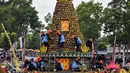 Diiringi kesenian tradisional, gunungan durian perlahan memasuki lapangan utama, disambut tepuk tangan ribuan warga. (JUNI KRISWANTO/AFP)